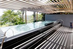 熱海の自然豊かな山奥の地下1,000ｍから汲み上げた自家源泉100%の天然温泉の露天風呂です。