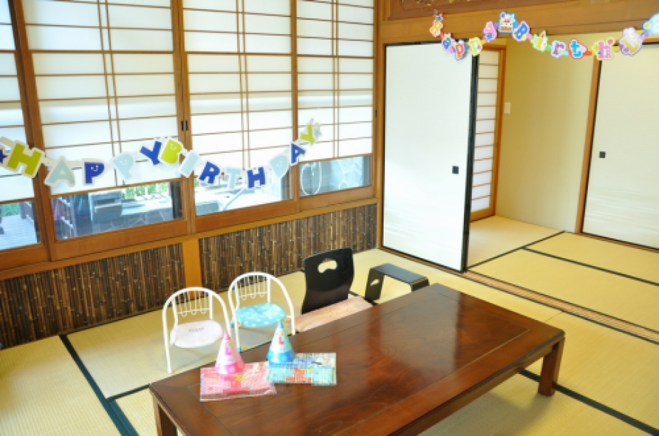 お部屋を飾ってお客様のご到着をお待ちいたしております。