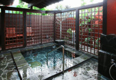 竹の間の特徴は、なんといっても広さ「たたみ2畳分の露天風呂」！和風の格子がとってもおしゃれです♪