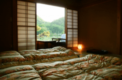 本館２階和室「松の間」　お部屋から望む懐かしの田舎風景がお客様を癒します。