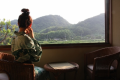 湯上りに、浴衣でくつろぐひと時。ぼんやり外を眺めるのも◎です。