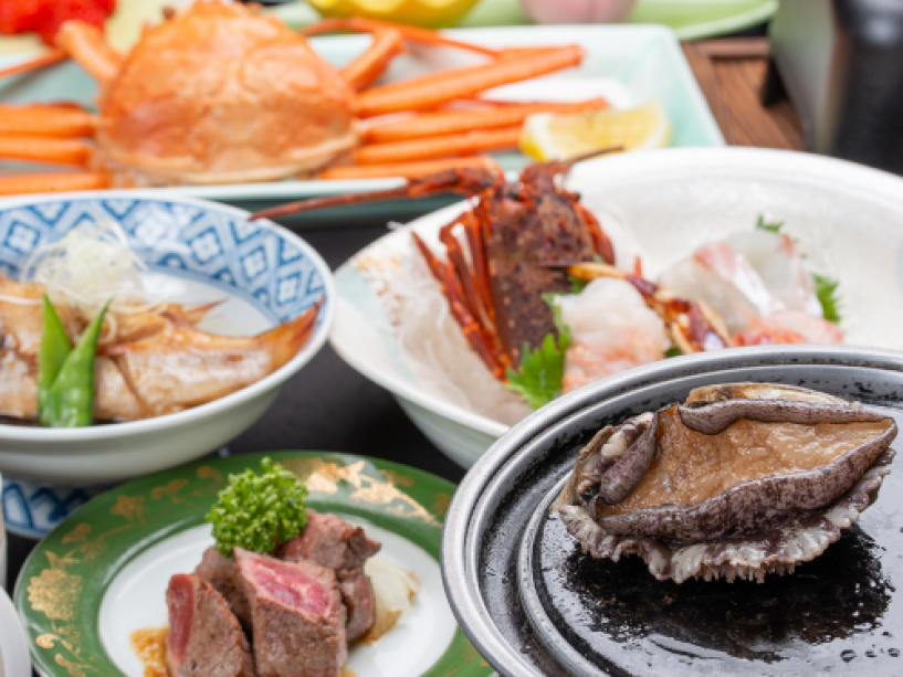 *【夕食一例（月海）】アワビは大ぶりなものを贅沢に使用！やわらかなアワビの食感をご堪能ください。