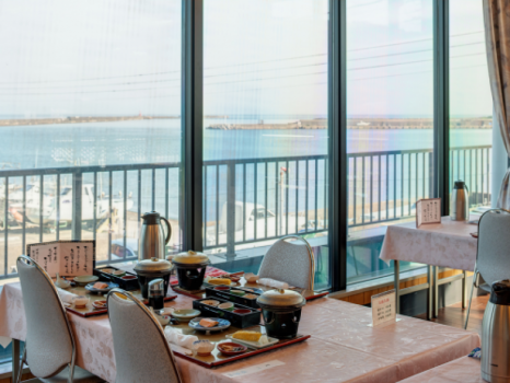 *【朝食】窓際のお席からは陽の光によって輝く日本海をご覧いただけます。