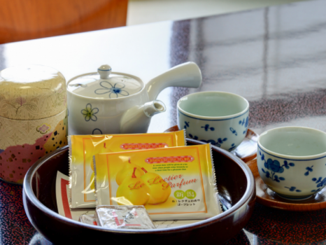 *【客室（お茶セット）】新潟銘菓のゴーフレットをお茶とともにお召し上がりください。