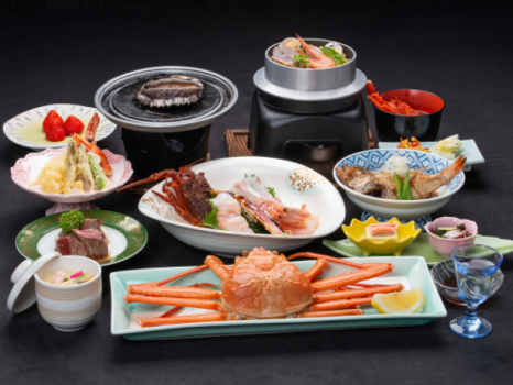 *【夕食一例（月海）】ズワイ蟹・魚おまかせ・ロブスター・アワビ・牛ステーキなど全13品のお料理。