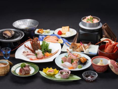 *【夕食一例（雪海）】海鮮料理に舌鼓！蟹・アワビ・フカヒレ・牛ステーキ等、当館一の豪華料理全12品。