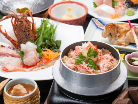 *【夕食一例（雪海）】タラバ蟹のエキスたっぷりの釜飯。味・香りともにこれ以上ない贅沢感を味わえます。