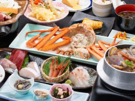 *【夕食一例（凪の膳）】ズワイ蟹や季節の天ぷらなど、海の幸を存分にお楽しみいただけます。
