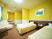 *【客室（洋室ツイン）】シングルベッドが2台の客室です。ご夫婦・カップルの方々に人気の客室です。