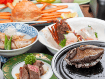 *【夕食一例（月海）】アワビは大ぶりなものを贅沢に使用！やわらかなアワビの食感をご堪能ください。