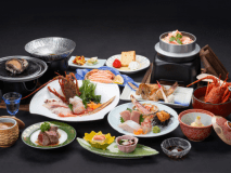 *【夕食一例（雪海）】海鮮料理に舌鼓！蟹・アワビ・フカヒレ・牛ステーキ等、当館一の豪華料理全12品。