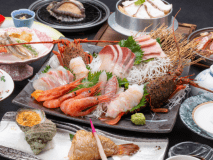 *【夕食一例（澪の膳）】鯛釜飯に焼き魚、蒸し牡蠣など。（画像のお造りは2人前となります）