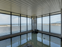 *【大浴場（弥彦見の湯）】弥彦山のほか、日本海や寺泊の街並みも望むことができます。