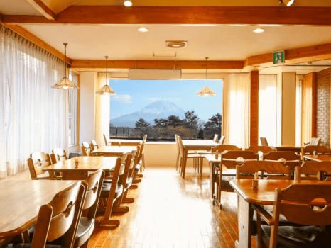 大きな窓から雄大な富士山と精進湖の景色が望める食事会場。