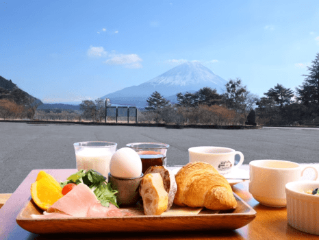 富士山を眺めながらいただく朝食は、旅の一日を特別にしてくれる贅沢な時間です。