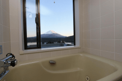 特別和洋室（小）富士山と精進湖を望むバスルーム付