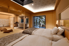 松の浦DXスイート「松籟」
室内面積　90㎡　/　露天風呂・テラス面積　17㎡
ツインベッド+和室8畳（トランドルベッド1台+布団）
※こちらのお部屋の棟にはエレベーターがございません。階段でのご移動となります。