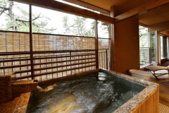 松の浦スイート「水天」
室内面積　80.0㎡　/　露天風呂・テラス面積　17.0㎡
ツインベッド+和室8畳（布団）
※こちらの棟にはエレベーターがございません。階段でのご移動となります。