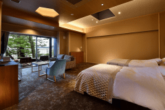 セミスイート「翠松」
ツインベッド
室内面積　54.5㎡　/　露天風呂・テラス面積　20.5㎡
※こちらは1階のお部屋です。