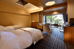 セミスイート「掬水」
ツインベッド
室内面積　54.5㎡　/　露天風呂・テラス面積　20.5㎡
※こちらは1階のお部屋です。