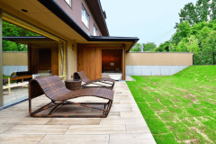 ガーデンスイート「立葵」
ツインベッド（トランドルベッドあり）＋プライベートドッグラン
室内面積　59.5㎡　/　露天風呂・テラス面積　26.5㎡　/　プライベートドッグラン　36.5㎡