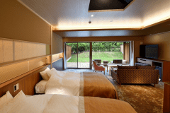 ガーデンスイート「立葵」
ツインベッド（トランドルベッドあり）＋プライベートドッグラン
室内面積　59.5㎡　/　露天風呂・テラス面積　26.5㎡　/　プライベートドッグラン　36.5㎡