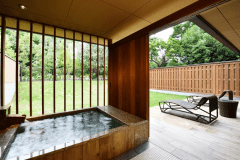 ガーデンスイート「桧扇」
ツインベッド（トランドルベッドあり）＋プライベートドッグラン
室内面積　59.5㎡　/　露天風呂・テラス面積　26.5㎡　/　プライベートドッグラン　36.5㎡