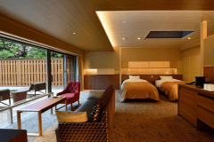 ガーデンスイート「桧扇」
ツインベッド（トランドルベッドあり）＋プライベートドッグラン
室内面積　59.5㎡　/　露天風呂・テラス面積　26.5㎡　/　プライベートドッグラン　36.5㎡