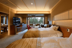 DXツイン「宵月」
ツインベッド
室内面積　39.0㎡　/　露天風呂・テラス面積 7.9㎡
※こちらのお部屋の棟にはエレベーターがございます。