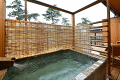 DXダブル「佳月」
ダブルベッド
室内面積　39.0㎡　/　露天風呂・テラス面積 12.0㎡
※こちらのお部屋の棟にはエレベーターがございます。