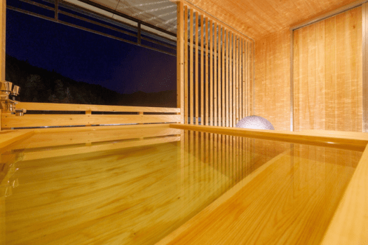 湯籠里　スイート客室露天風呂　夜のイメージ