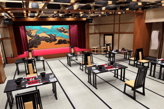 広間食事処のイメージ 畳の上のイステーブル席でご用意しています。(会場は変更となる場合がございます) 広間食事処のイメージ 畳の上のイステーブル席でご用意しています。(会場は変更となる場合がございます)
