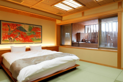 和室にQサイズのベッドが設置された露天風呂付き客室 和室にQサイズのベッドが設置された露天風呂付き客室