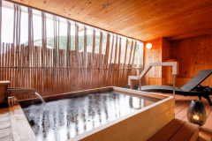 和室にQサイズのベッドが設置された露天風呂付き客室 和室にQサイズのベッドが設置された露天風呂付き客室