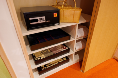 湯籠里 お部屋着  浴衣は大中小の3サイズをご用意 お風呂上りにバスローブもございます 大浴場へは湯籠でお出かけください。 湯籠里 お部屋着  浴衣は大中小の3サイズをご用意 お風呂上りにバスローブもございます 大浴場へは湯籠でお出かけください。