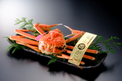 番蟹茹で姿盛り　※番蟹（ばんがに）とは、当地の松葉蟹の中でも、甲羅の大きさが13cm以上、重さ1kg以上の蟹で、数百匹の松葉蟹の中で1匹しか獲れない希少な蟹です。