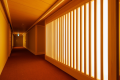 湯籠里　6階廊下（イメージ）　格子戸と間接照明でお部屋へ明るくいざないます