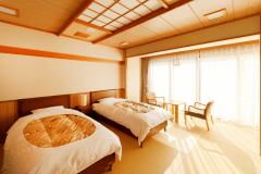 ツインの一例。和室にシモンズ社製の正ベッド2台を配した客室です。