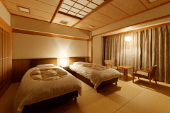 ツインの一例。和室にシモンズ社製の正ベッド2台を配した客室です。