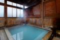 150余年の歴史を誇る萱ぶきの湯小屋。