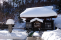 150余年の歴史を誇る萱ぶきの湯小屋。かつての湯治場の雰囲気を今もなお語り継いでいます。