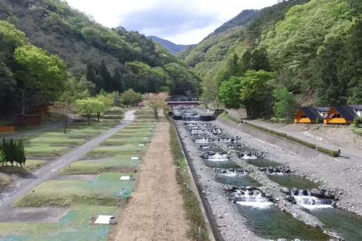 場内真ん中には1級河川「御庵沢川」