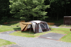 ２ルームテント設営風景(赤枠はサイト境界線の目安)