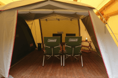 リビングスペース　テーブルやイス4脚、間接照明付き