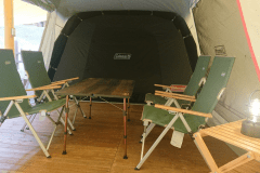 リビングスペース　テーブルとイス4脚、間接照明付き