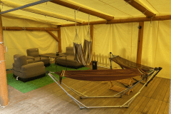 リラックスエリアの中、ハンモックやソファ