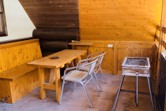 屋根付きテラスはテーブルやイス、BBQコンロ備え付け