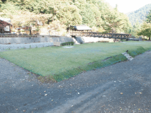 ゆったり設営できる広々サイト