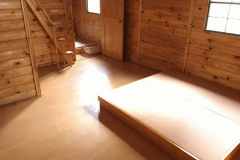 寝室手前の畳こあがりスペース