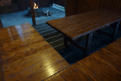 屋根付きエリアのたき火はお天気に関係なく楽しめます